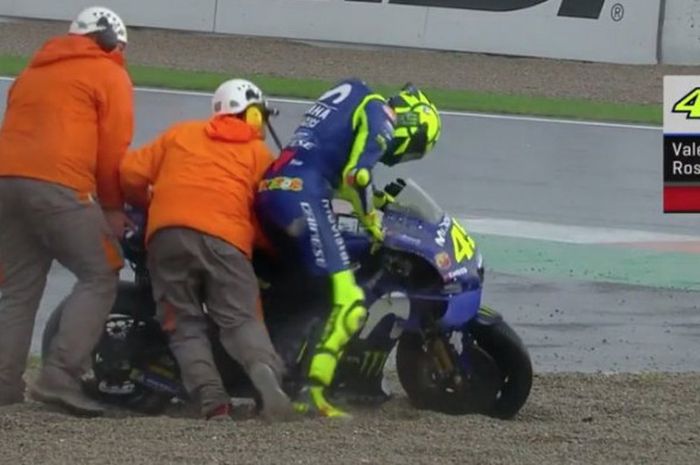 Momen saat Valentino Rossi (Movistar Yamaha) terjatuh dalam sesi balapan MotoGP Valencia 2018 yang diselenggarakan Minggu (18/11/2018).