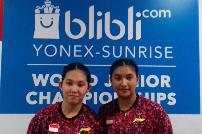 Pasangan ganda putri Indonesia, Jauza Fadhila Sugiarto, Ribka Sugiarto, berpose setelah tampil pada partai keempat melawan China pada perempat final beregu Kejuaraan Dunia Junior 2017 di GOR Among Rogo, Yogyakarta, Kamis (12/10/2017).