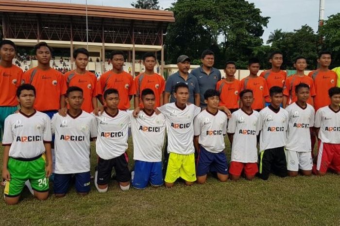 Fakhri Husaini bersama peserta seleksi Timnas U-16.