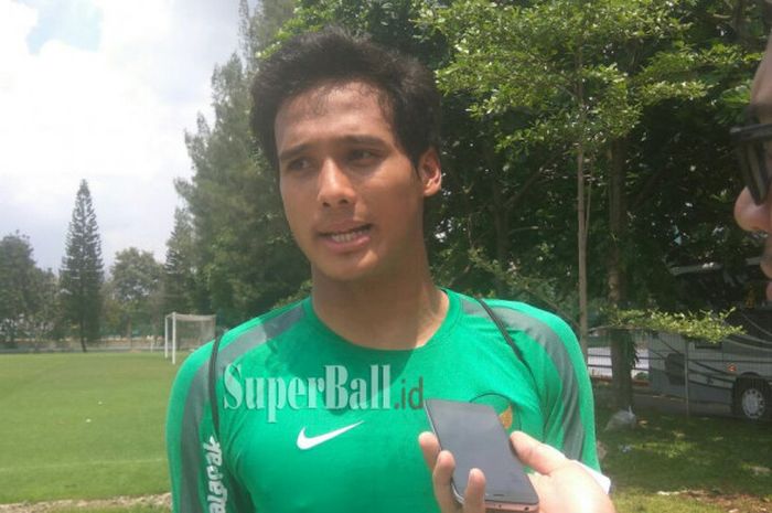 Muka baru timnas Indonesia U-23, Muhammad Ridho menjawab pertanyaan wartawan, di Lapangan ABC, Senayan, Jakarta, Selasa (20/2/2018).