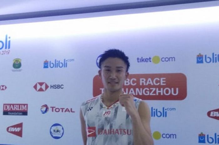 Pebulu tangkis tunggal putra Jepang, Kento Momota, berpose setelah memenangi laga babak pertama Indonesia Open 2018 di Istora Senayan, Jakarta, Rabu (4/7/2018).