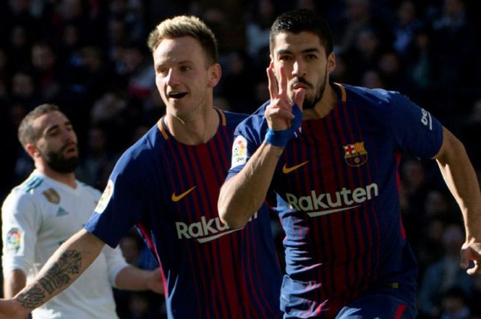 Striker FC Barcelona, Luis Suarez (kanan), merayakan gol yang dia cetak ke gawang Real Madrid dalam laga Liga Spanyol di Stadion Santiago Bernabeu, Madrid, pada 23 Desember 2017.