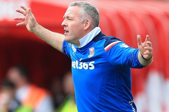 Pelatih Elkan Baggott di Ipswich Town, Paul Lambert, saat melatih Stoke City di Premier League musim 2017/18.