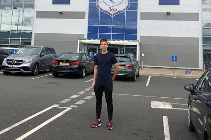 Pemain muda Malaysia, Aris Asri, berpose di depan Cardiff City Stadium.