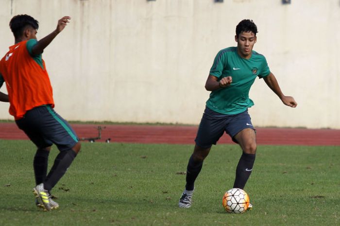 Striker Timnas Indonesia U-19 Charalambos Elias David bersama du pemain lain dipulangkan oleh pelatih Indra Sjafri usai menjalani internal game di Lapangan UNY, Yogyakarta, Sabtu (5/8/2017) 