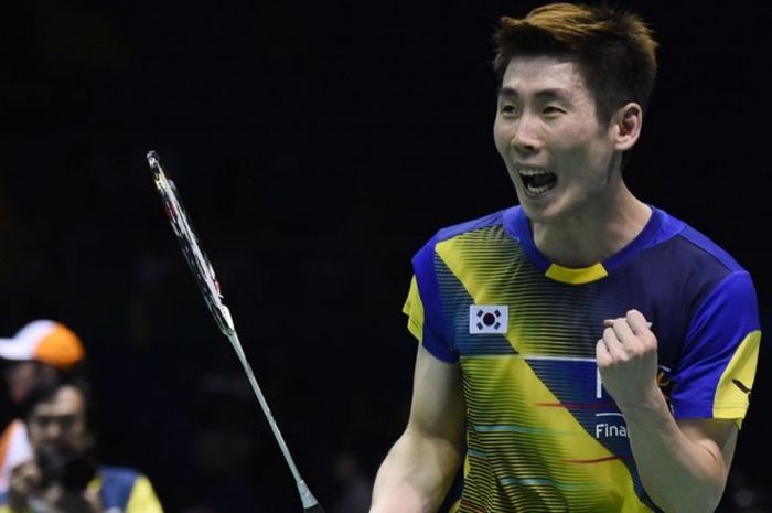 Pebulu tangkis tunggal putra Korea, Son Wan Ho, melakukan selebrasi setelah memastikan kemenangan atas Chen Long (China) pada laga partai pertama babak perempat final Piala Thomas, di Kunshan Sports Center, Kunshan, China, Kamis  (19/5/2016).