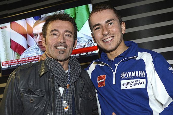 Legenda MotoGP asal Italia, Max Biaggi (kiri), berpose dengan pebalap Spanyol, Jorge Lorenzo.