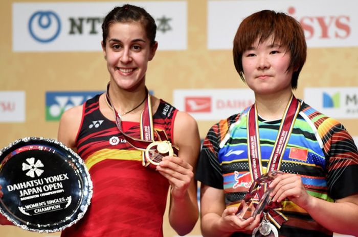 Pebulu tangkis tunggal putri Spanyol, Carolina Marin (kiri), berpose dengan He Bingjiao (China) setelah memastikan diri menjadi juara turnamen Jepang Terbuka 2017. Marin mengalahkan He dengan skor 23-21, 21-12.