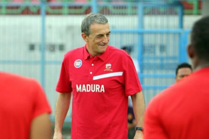 Pelatih Madura United, Milomir Seslija, untuk kali pertama memimpin latihan timnya pada Kamis (1/3/2018). 