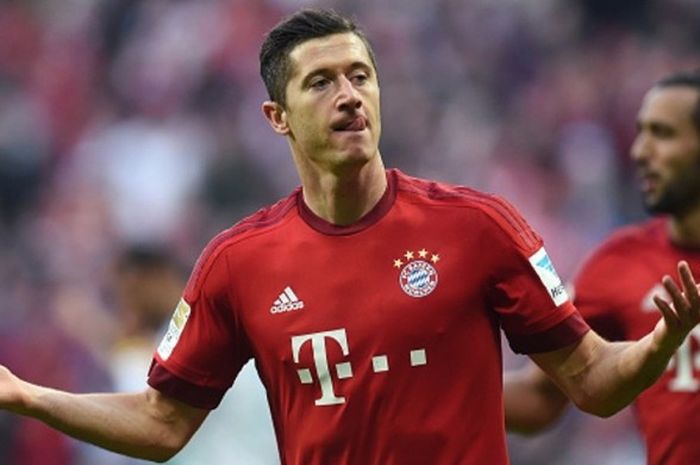 Selebrasi penyerang Bayern Muenchen, Robert Lewandowski, usai menjebol gawang Schalke dalam laga Bundesliga, 16 April 2016.