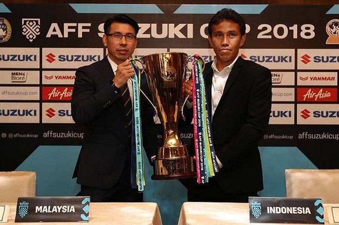 Asisten Pelatih Timnas U-23 Indonesia Bima Sakti (kanan) memegang trofi Piala AFF bersama Pelatih Malaysia Tan Cheng Hoe. Keduanya hadir mewakili negara masing-masing dalam undian grup Piala AFF 2018 di Jakarta, Rabu (2/5/2018).