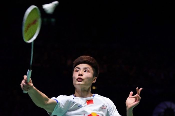 Pebulu tangkis tunggal putra China, Shi Yuqi, mengembalikan kok yang dilepas oleh lawannya, Lee Chong Wei (Malaysia), pada laga babak final All England di Barclaycard Arena, Birmingham, Inggris, Minggu (12/3/2017).