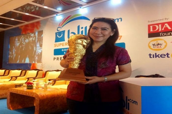 Mantan pebulu tangkis tunggal putri nasional, Susy Susanti, berpose dengan piala beregu putri Superliga Junior atas nama dirinya saat konferensi pers di Jakarta, Selasa (21/11/2017).