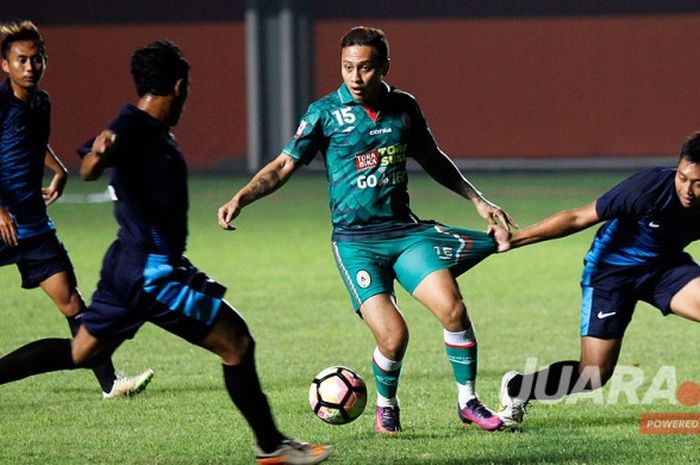 Pemain Madiun Putra berupaya menghadang laju Dirga Lasut, dengan menarik celana gelandang PSS Sleman itu saat melakoni laga uji coba di Stadion Maguwoharjo, Sleman, Minggu (4/6/2017).