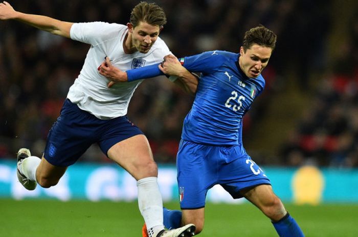 Bek tim nasional Inggris, James Tarkowski (kiri), saat berduel dengan penyerang timnas Italia, Federico Chiesa, dalam laga uji coba yang digelar di Stadion Wembley, London, Inggris, pada Selasa (27/3/2018).