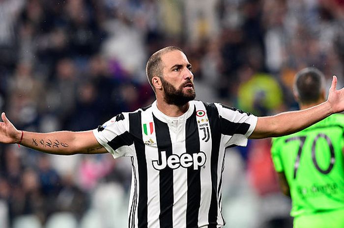 Striker Juventus, Gonzalo Higuain, melakukan selebrasi seusai menjebol gawan Chievo dalam laga lanjutan Liga Italia 2017-2018 di Stadion Allianz, Turin, Italia, pada 9 September 2017.