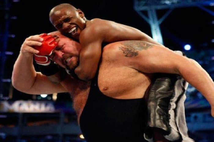 Momen saat Big Show dan Floyd Mayweather berduel dalam ajang WrestleMania XXIV yang digelar hampir sepuluh tahun lalu (30/3/2008).