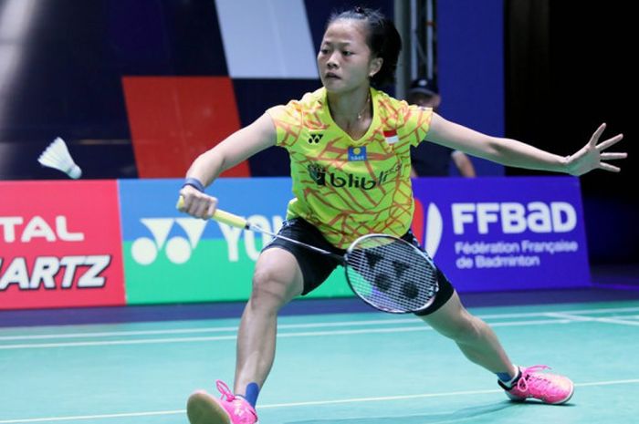 Pebulu tangkis tunggal putri Indonesia, Fitriani, mengembalikan kok dari sang lawan, He Bingjiao (China), yang ditemui pada babak kesatu turnamen French Open 2018 di Stade Pierre de Coubertin, Paris, Prancis, Selasa (23/10/2018).