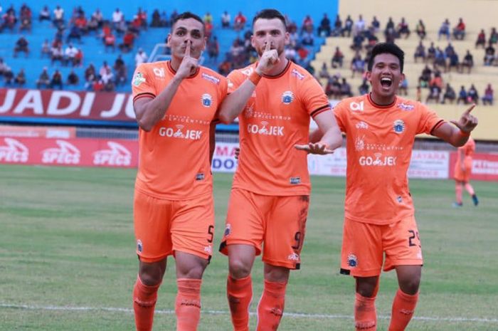 Pemain Persija Jakarta, Jaimerson Xavier, Marko Simic, dan Sandi Sute, setelah merayakan gol ke gawang Persipura Jayapura di Stadion Mandala, Jayapura, Kamis (25/10/2018)