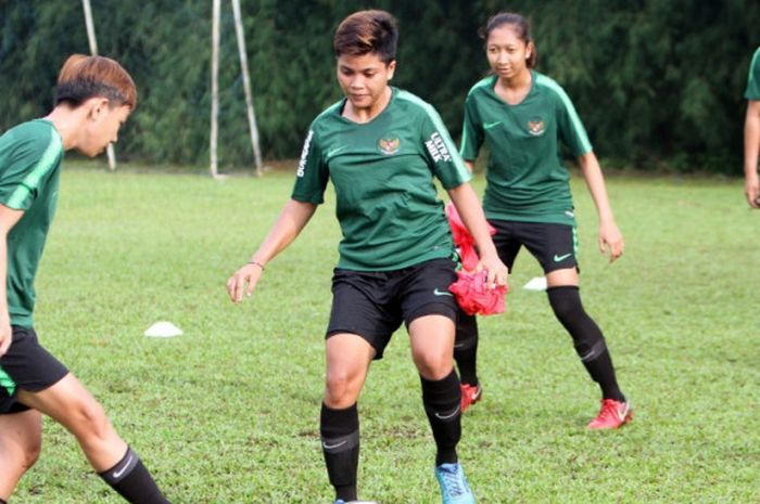 Seleksi timnas putri Indonesia yang dipimpin pelatih Rully Nerre di Sawangan, Depok, Jawa Barat mula