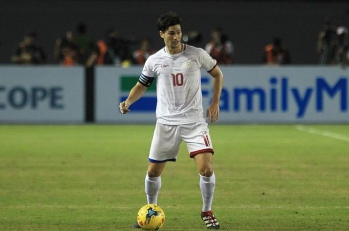 Kapten timnas Filipina, Phil Younghusband, mengontrol bola saat melawan Singapura pada partai pertama Grup A Piala AFF 2016 di Philippine Sports Stadium, Sabtu (19/11/2016). 