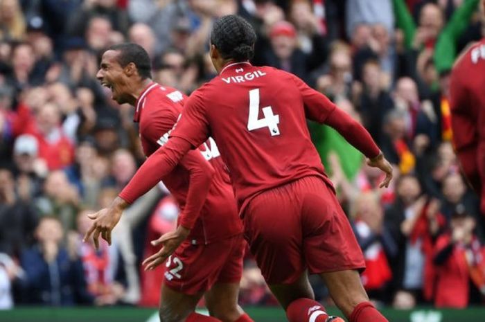 Joel Matip (kiri) merayakan golnya untuk Liverpool FC ke gawang Southampton dalam laga Liga Inggris di Stadion Anfield, Liverpool, 22 September 2018.