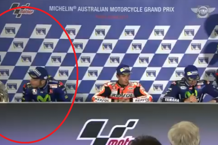 Valentino Rossi melihat ke arah piala-piala saat konferensi pers selepas balapan MotoGP Australia yang berlangsung di Sirkuit Phillips Island (22/10/2017).