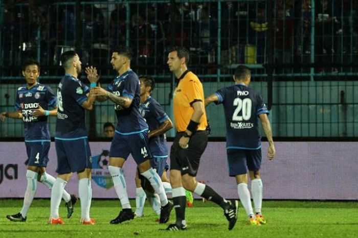 Selebrasi para pemain Arema FC selepas gol Arthur Cunha dalam laga kontra Persegres Gresik United pada pekan ke-31 Liga 1 di Stadion Kanjuruhan, Kabupaten Malang, Rabu (25/10/2017) malam WIB.