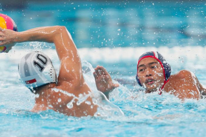 Laga ketat antara tim polo air putra Indonesia vs Singapura (4-4) di SEA Games 2017 yang berlangsung di di National Aquatic Centre, Bukit Jalil, Malaysia, Jumat (18/8/2017).