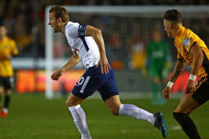 Aksi penyerang Tottenham Hotspur, Harry Kane (kiri),   pada pertemuan melawan Newport County pada babak keempat Piala FA di Stadion Rodney Parade, Newport, Sabtu (27/1/2018) waktu setempat.