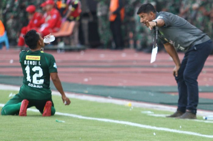 Pelatih Persebaya, Angel Alfredo Vera (kanan) memberikan instruksi kepada kapten Rendi Irwan saat me