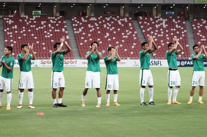 Timnas U-23 Indonesia memasuki Stadion Nasional, Singapura, sebelum melawan timnas U-23 Singapura, Rabu (21/3/2018). 