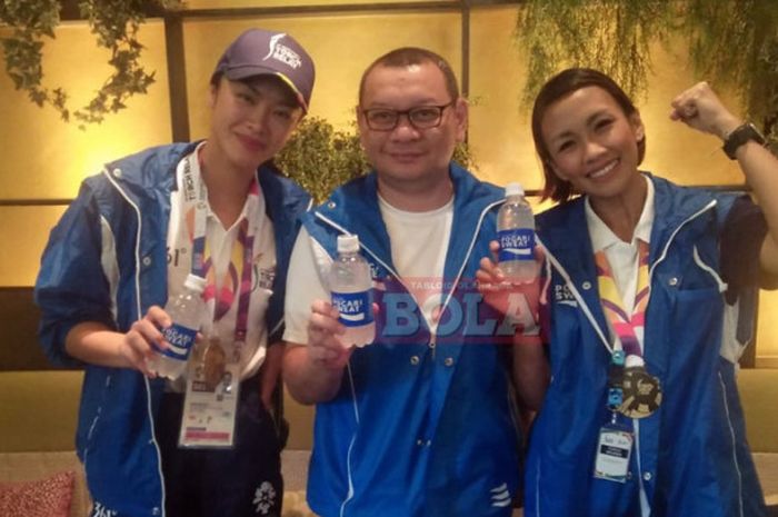 Melanie Putria (kanan) bersama Kelly Tandiono (kiri) dalam acara temu media torch relay Asian Games 2018 bersama Pocari Sweat di Penang Bistro, Jakarta, Sabtu (18/8/18).