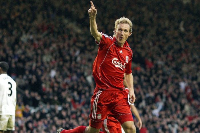 Bek Liverpool, Sami Hyypia, merayakan gol ke gawang Bolton pada Lga Liga Inggris di Stadion Anfield, Inggris, 2 Desember 2007.