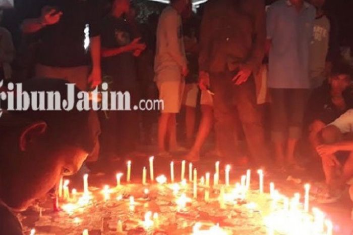 Ribuan Bonek melakukan aksi  lilin solidaritas korban bom tiga gereja di Surabya,  Minggu (13/5/2018) 