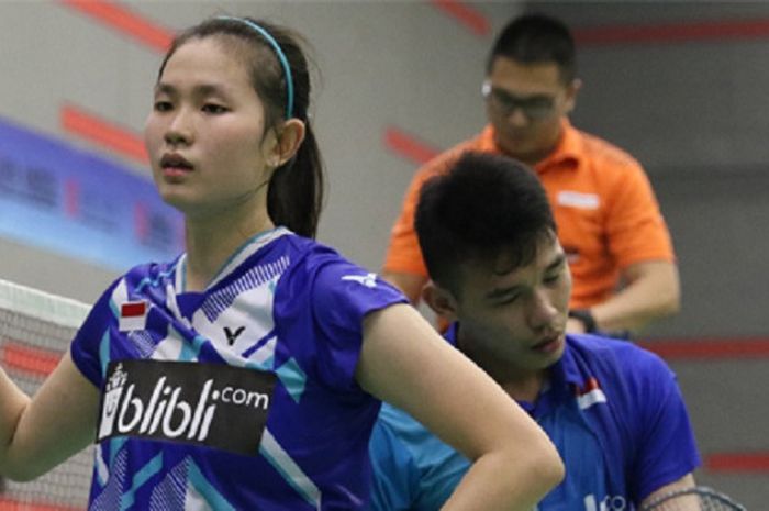 Pasangan ganda campuran Indonesia, Rinov Rivaldy/Angelica Wiratama, bereaksi pada Kejuaraan Asia Junior yang berlangsung di Jaya Raya Sports Hall Training Center, Jakarta, Selasa (25/7/2017).  