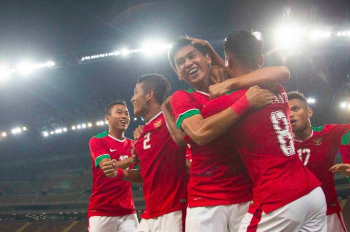 Gelandang sayap timnas U-22 Indonesia, Septian David (tengah nomor 29) merayakan gol yang ia cetak ke gawang Filipina pada laga SEA Games 2017 antara Indonesia kontra Filipina di Stadion Shah Alam, Selangor, Kamis (17/8/2017).