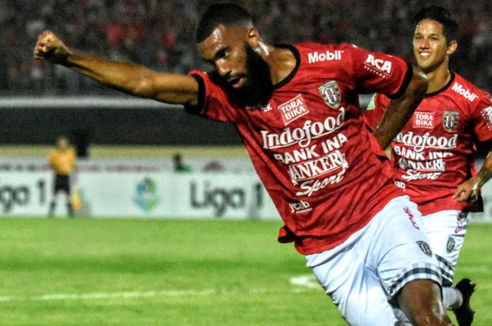  Selebrasi striker Bali United, Sylvano Comvalius, selepas mencetak gol ke gawang Madura United pada laga pekan ke-19 Liga 1 musim 2017 di Stadion Kapten I Wayan Dipta, Gianyar, Bali, Minggu (13/8/2017). 