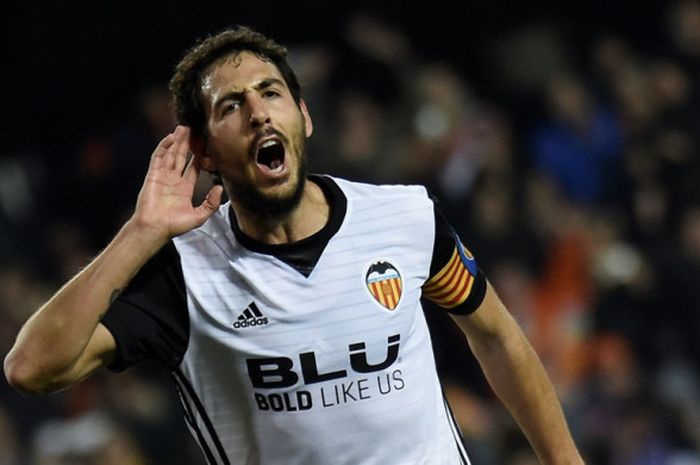 Gelandang Valencia, Dani Parejo, merayakan gol yang dia cetak ke gawang Celta Vigo dalam laga Liga Spanyol di Stadion Mestalla, Valencia, pada 9 Desember 2017.