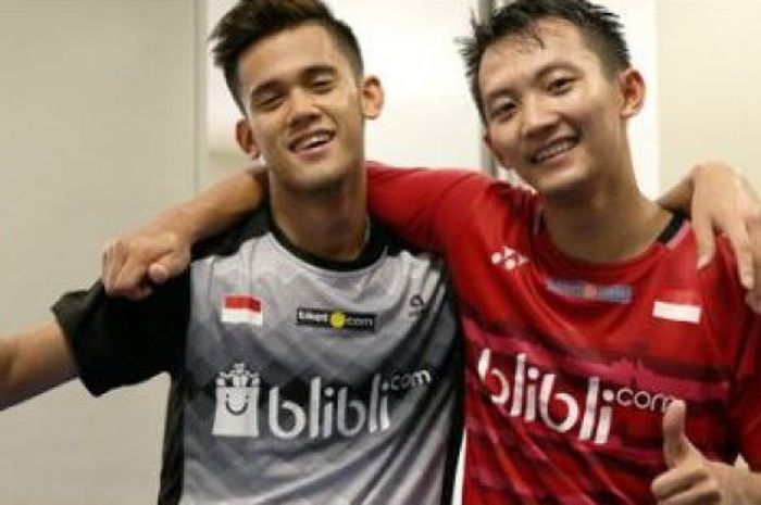 Firman Abdul Kholik (kiri) dan Ihsan Maulana Mustofa (kanan) usai melakoni laga perang saudara pada turnamen Singapore Open 2018. 