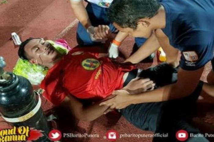 Hansamu Yama mendapatkan perawatan saat Barito Putera melawan Persela 