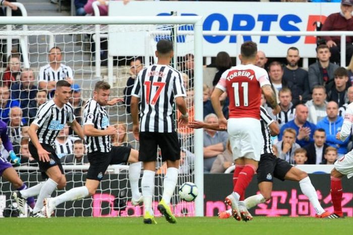 Proses gol Mesut Oezil (kanan) untuk Arsenal ke gawang Newcastle United dalam partai Liga Inggris di St James' Park, Newcastle-upon-Tyne, 15 September 2018.