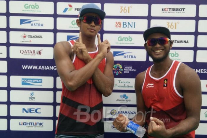 Pasangan pebola voli pantai putra Indonesia, Gilang Ramadhan/Danangsyah Yudistira, berpose setelah melaju ke babak semifinal Asian Games 2018 setelah mengalahkan wakil Oman, Nouh Rashid/Mazin Sulaiman, 21-16, 21-16, pada laga perempat final yang berlangsung di Jakabaring Sport City, Palembang, Sabtu (25/8/2018).