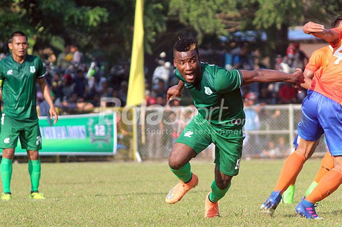 Aksi penyerang PSMS Medan, Kisito Wilfried Yessoh, saat bermain dalam laga uji coba melawan Persiraja Banda Aceh di lapangan Inalum, Batubara, Selasa (30/1/2018).