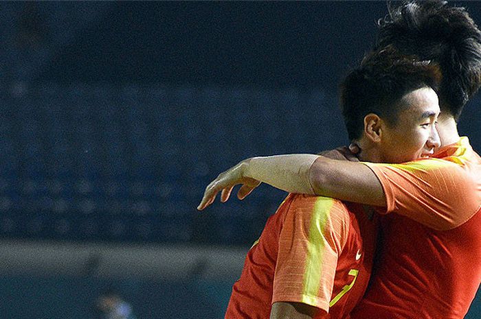 Pemain timnas U-23 China, Shihao Wei (kiri) dan rekan setimnya Hailong Li melakukan selebrasi seusai