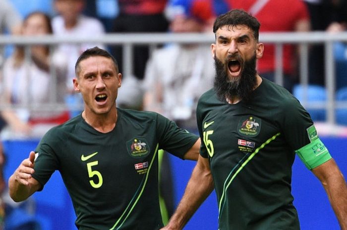 Gelandang Australia, Mile Jedinak (kanan), merayakan gol yang dicetak ke gawang Denmark dalam laga Grup C Piala Dunia 2018 di Samara Arena, Samara, Rusia pada 21 Juni 2018.