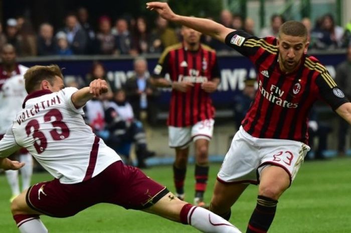 Pengatur serangan AC Milan, Adel Taarabt, beraksi pada laga Serie A kontra Livorno di Stadion San Siro, Milan, pada 19 April 2014.