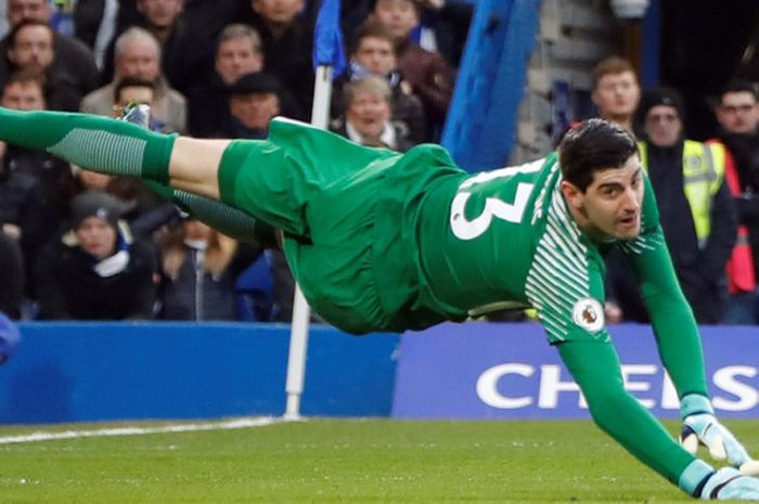 Kiper Chelsea, Thibaut Courtois, melakukan penyelamatan dalam laga Liga Inggris kontra Leicester City di Stadion Stamford Bridge, London pada 13 Januari 2018. 