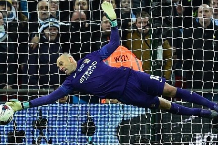 Aksi kiper Manchester City, Willy Caballero, saat menepis eksekusi penalti gelandang Liverpool, Adam Lallana, pada laga final Piala Liga Inggris di Stadion Wembley, Minggu (28/2/2016).