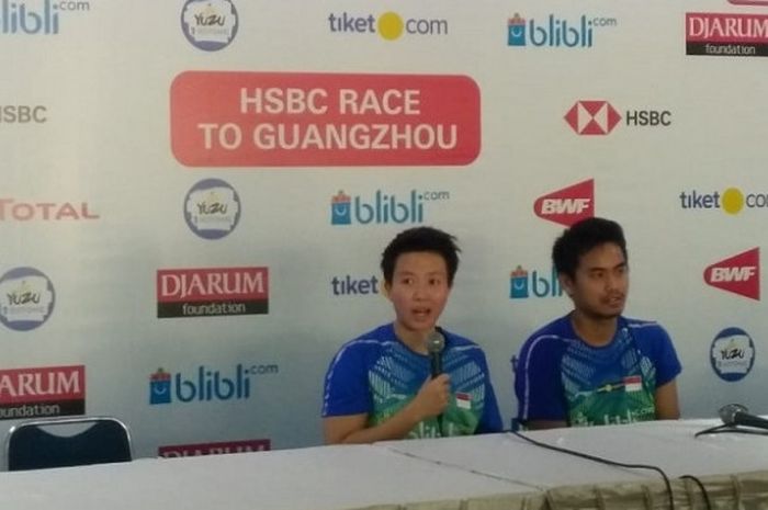 Pasangan ganda campuran Indonesia, Tontowi Ahmad/Liliyana Natsir, berbicara dalam konferensi pers setelah memastikan diri ke babak semifinal Indonesia Open 2018 di Istora Senayan, Jakarta, Jumat (6/7/2018).